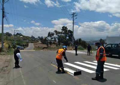 Pintado de varios reductores de velocidad en diferentes sectores de la parroquia